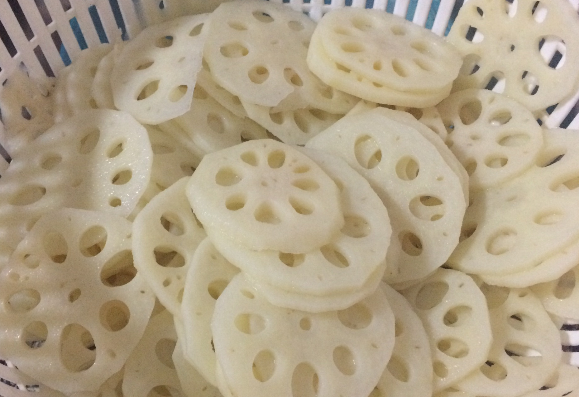 Remove lotus root from boiling water, rinse, drain, and set aside.