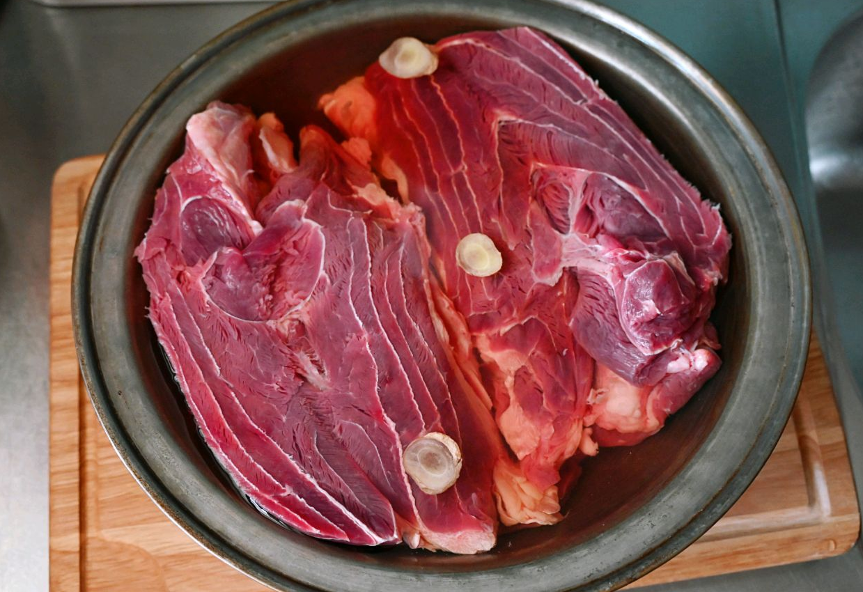 Prepare beef shank by soaking with ginger and wine to remove blood.