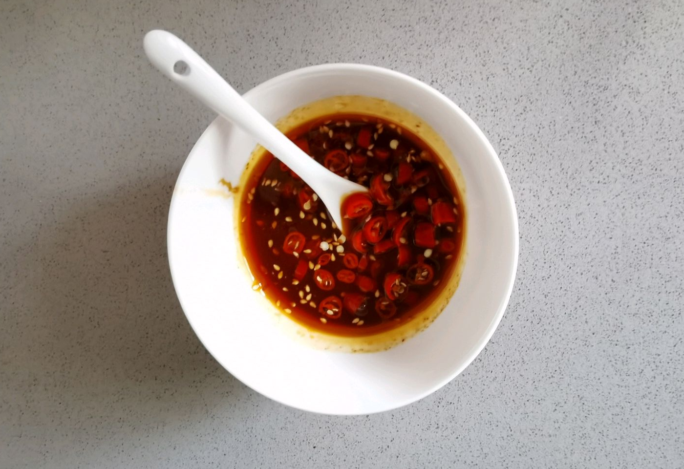 Recipe for spicy Sichuan sauce: soy sauce, oyster sauce, sesame paste, chili oil, spices, bird's eye chilies - picture shows tablespoon size.