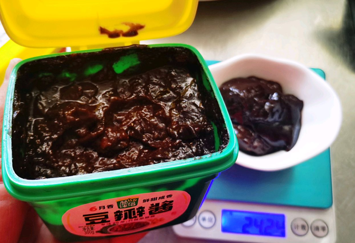 Mix 25g sweet bean sauce with 25g fermented bean paste in a bowl.