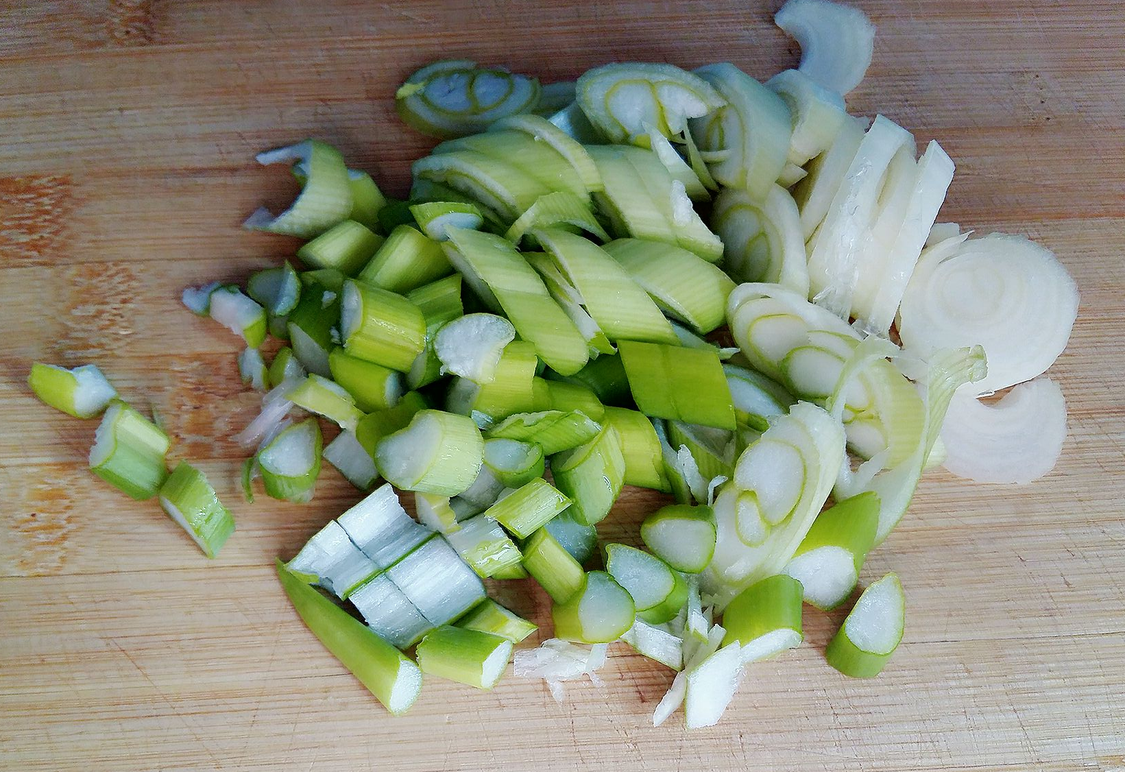 Chop 30g green onions for later use.