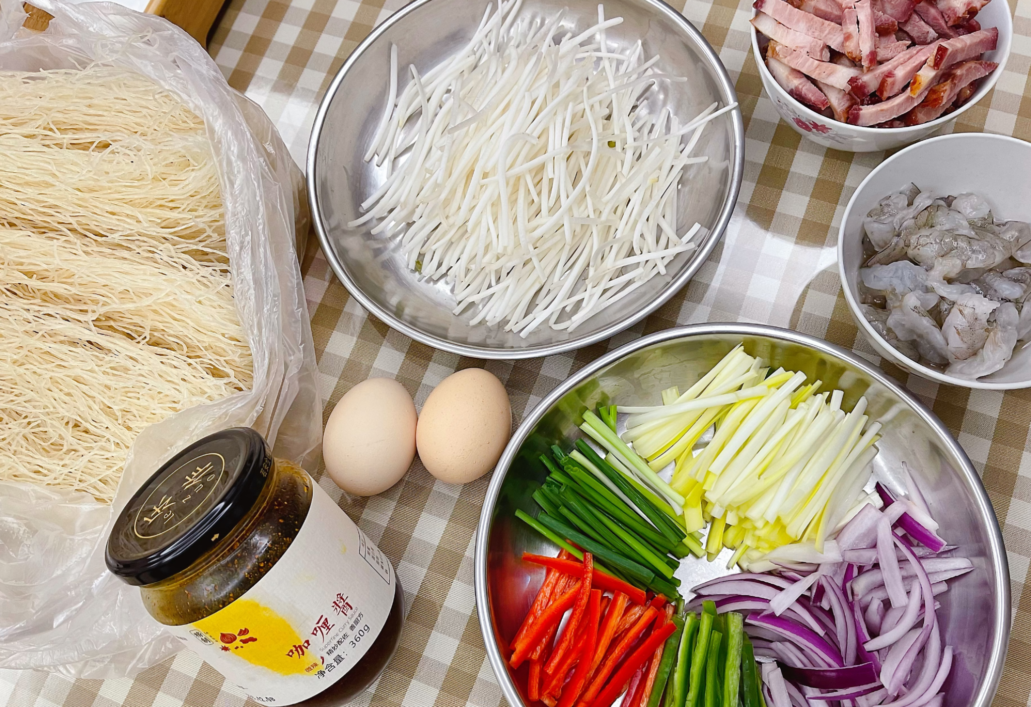 Prepare ingredients: Wash and cut char siu, Chinese chives, onion, chili peppers, green onions, bean sprouts, and shrimp.