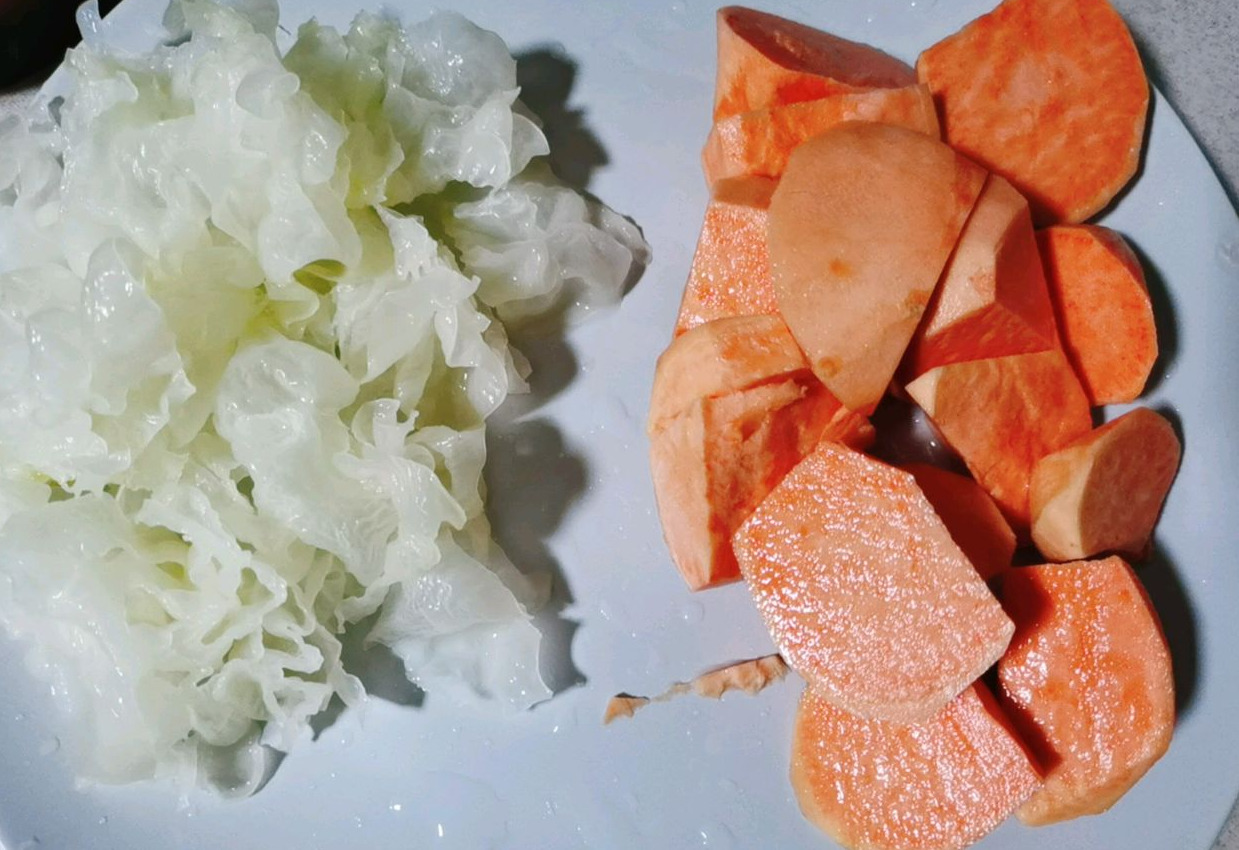 Prepare ingredients: peel sweet potatoes, cut into chunks. Wash tremella, tear into pieces.