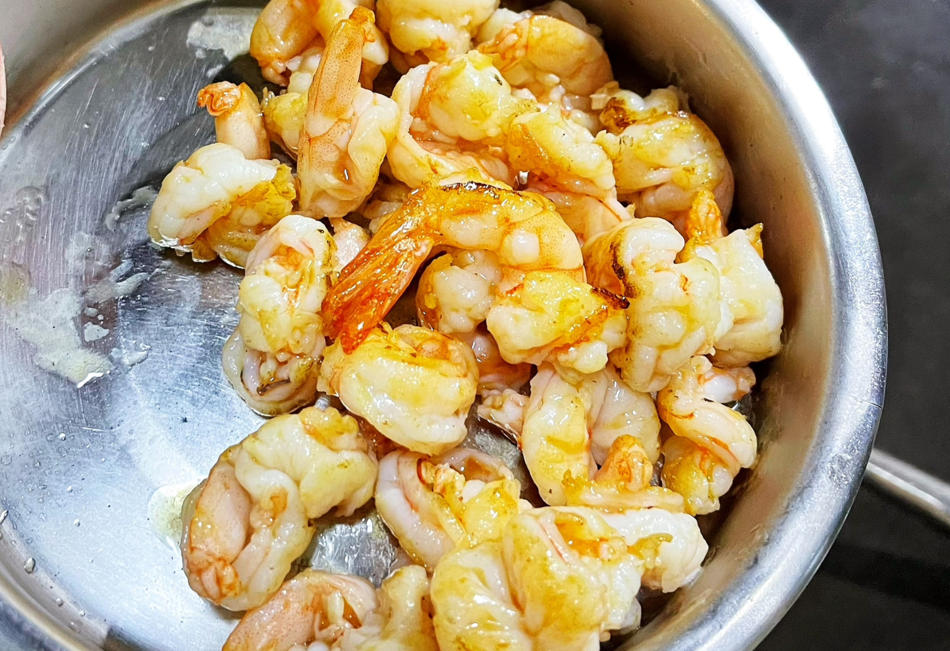 Cook shrimp in 20g vegetable oil in a heated pan, set aside.