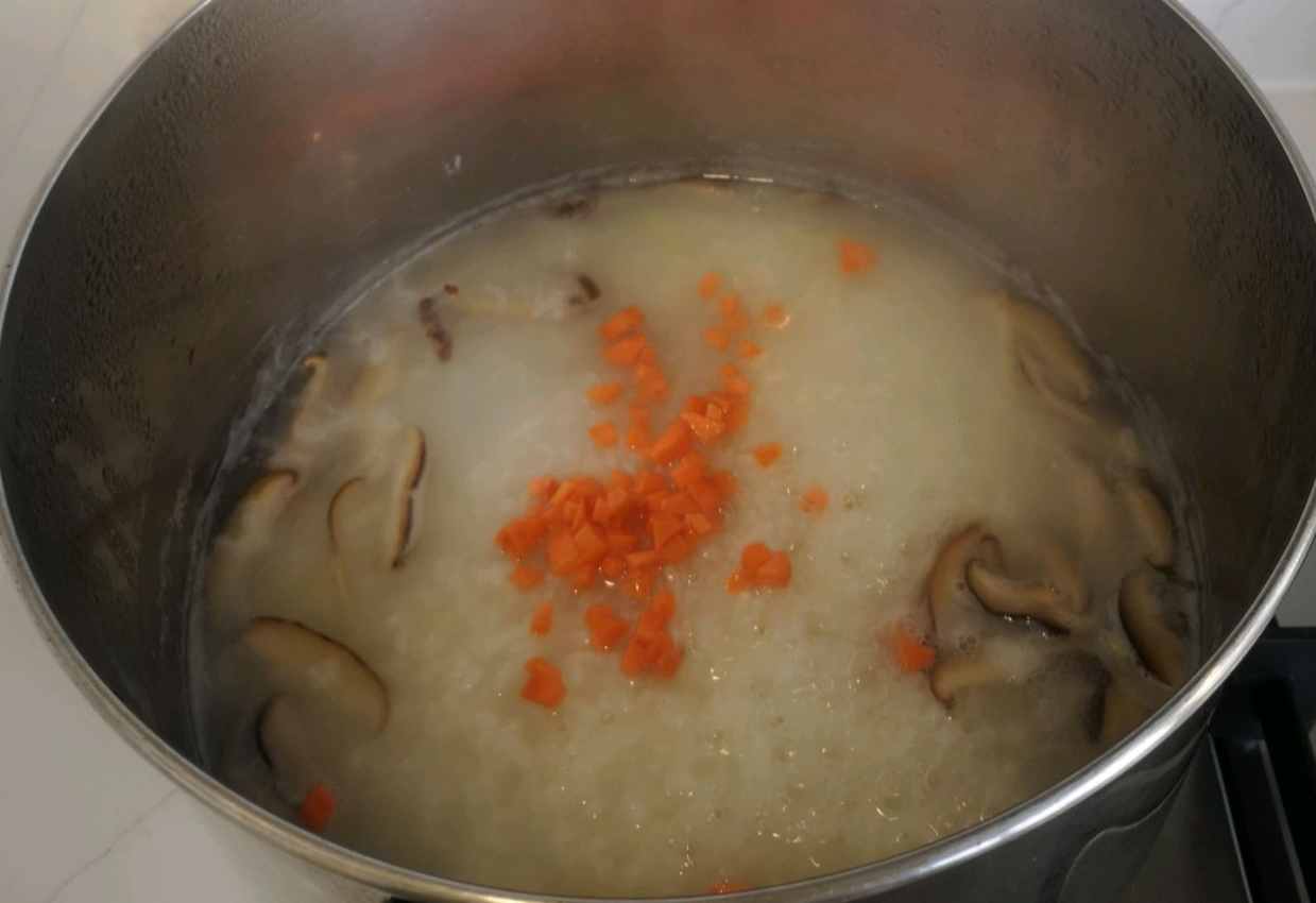 Add 10g diced carrots to boiling water, cook for 10 minutes.