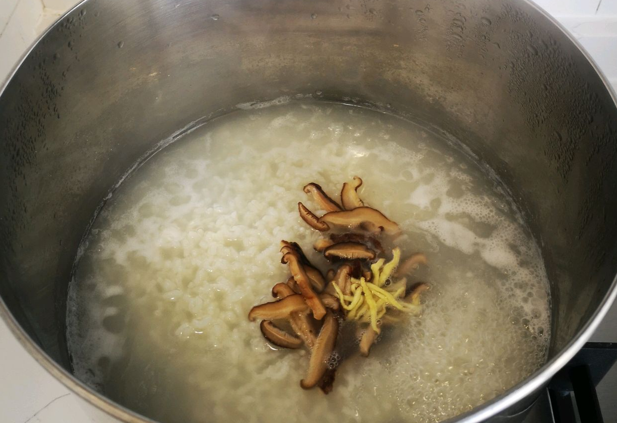 Boil water, rice, glutinous rice; add diced shiitake mushrooms, ginger slices. Tips for chopping finely.