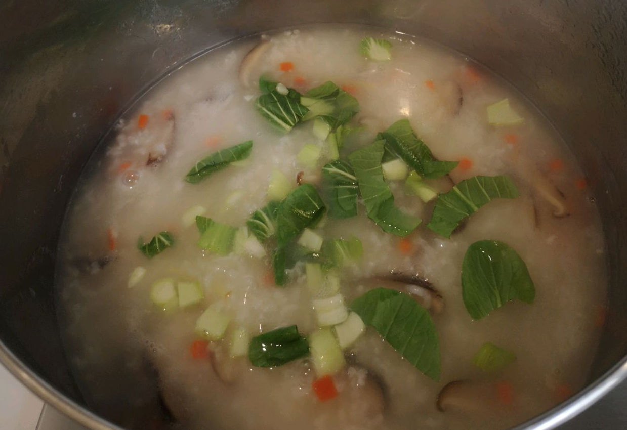 Add chopped bok choy to fully cooked rice porridge.