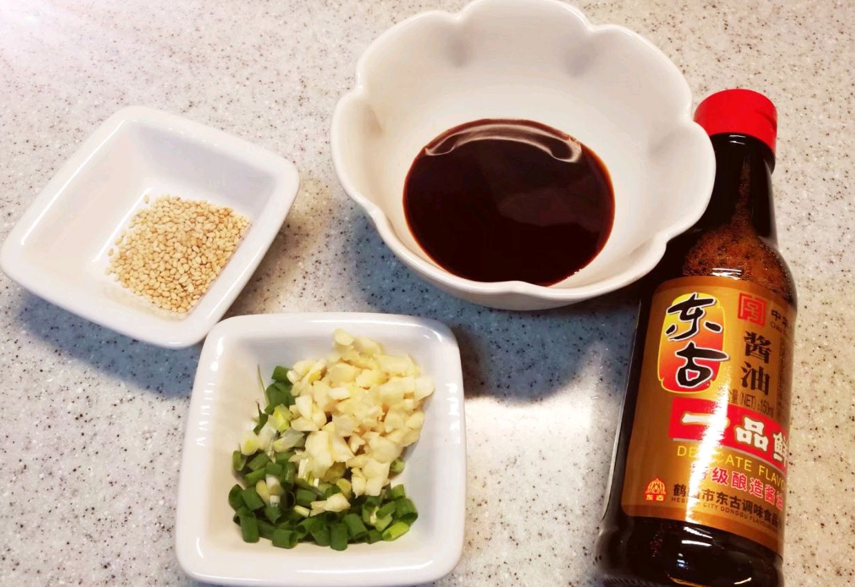 Recipe for a flavorful seasoning sauce: Chop scallions and garlic, mix with soy sauce, rice vinegar, and chili sauce.