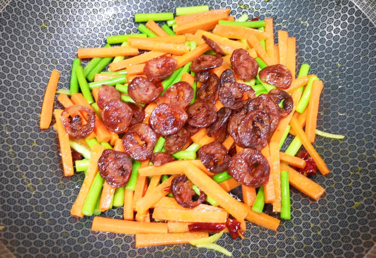 Add cooked sausage slices back into the pan.