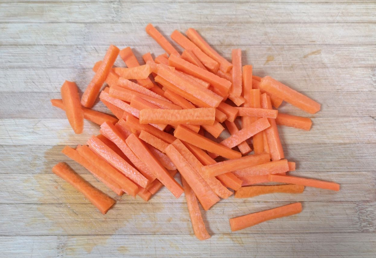 Cut 180g carrots into 2-3 cm strips.