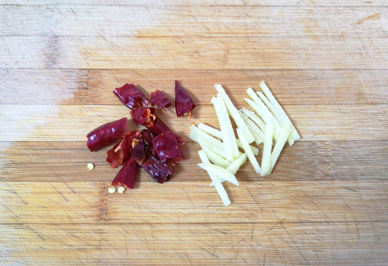 Prepare sliced ginger and broken dried red chili peppers.