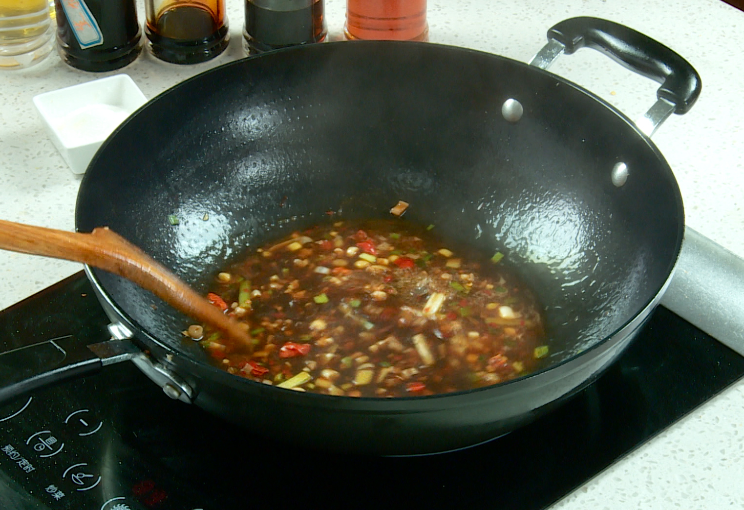 Add chili paste, salted fish to pot; add wine, water, oyster sauce, soy sauce, salt; boil.