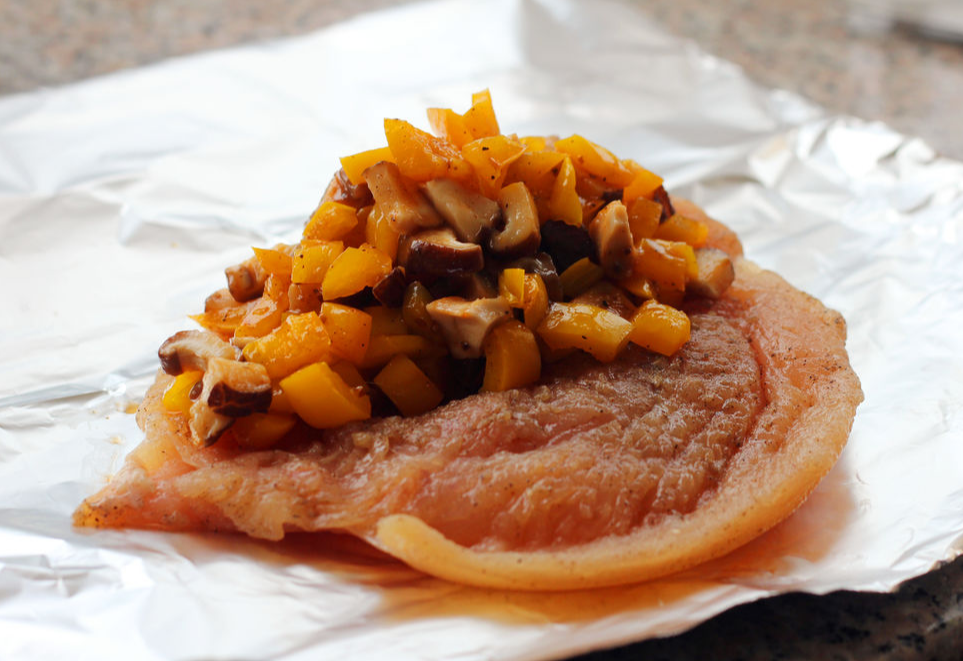 Instructions for assembling marinated chicken with bell peppers and shiitake on foil.