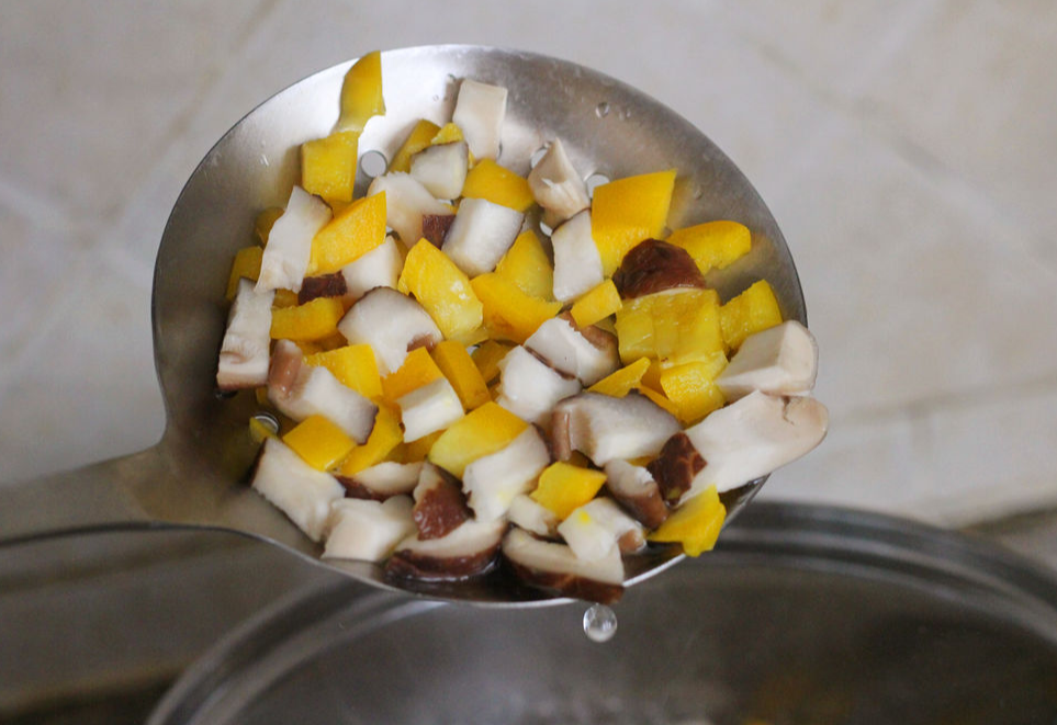 Blanch bell peppers and shiitake mushrooms in boiling water.