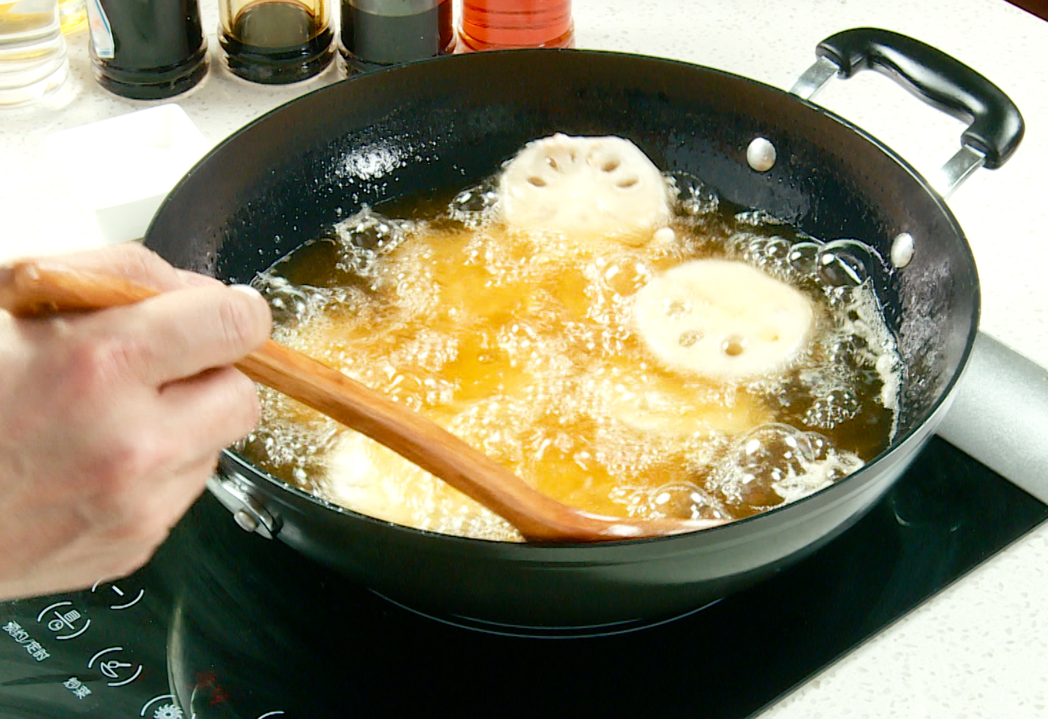 Instructions for frying lotus root sandwiches in hot oil until golden brown.