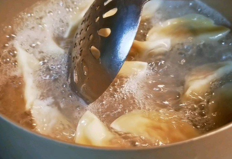 Boil pork dumplings in water, using 2 tips for best results.