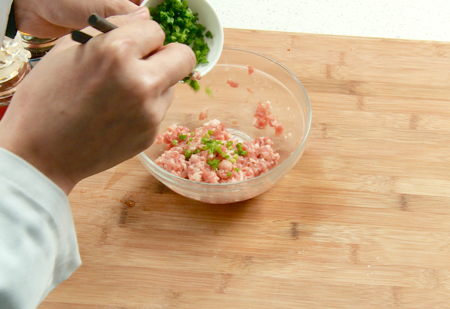 Recipe for delicious pork dumpling filling with key ingredients and steps.