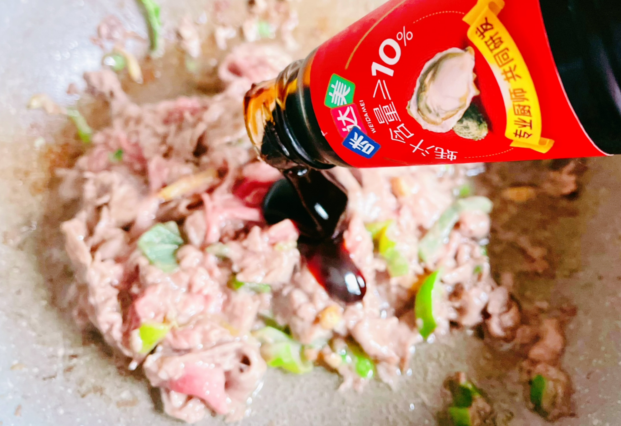 Sauté beef slices and green onions, add 10g oyster sauce.