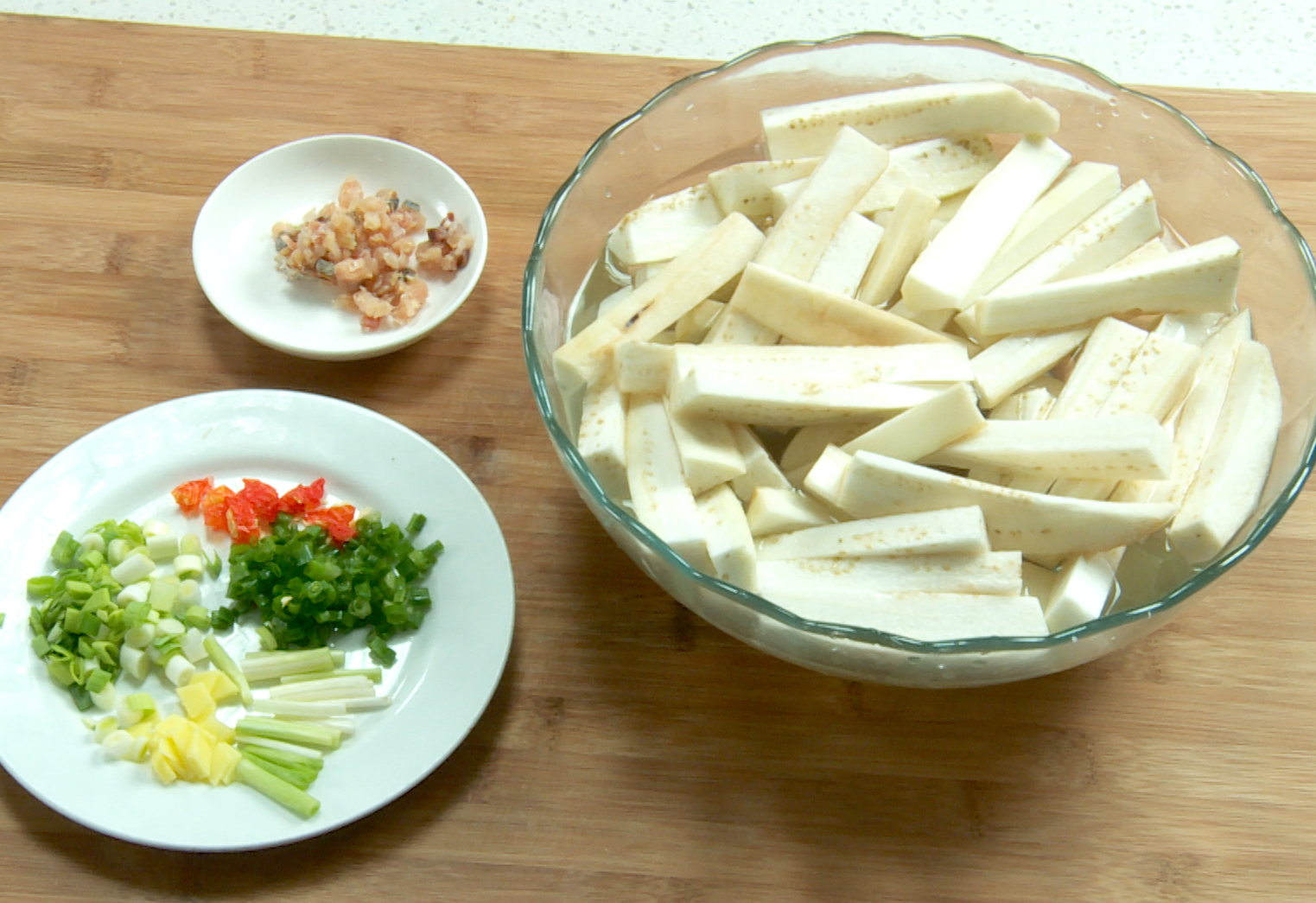 Prepare ingredients: Chop salted fish, cut eggplants, green onions, ginger, chili peppers, garlic leaves.