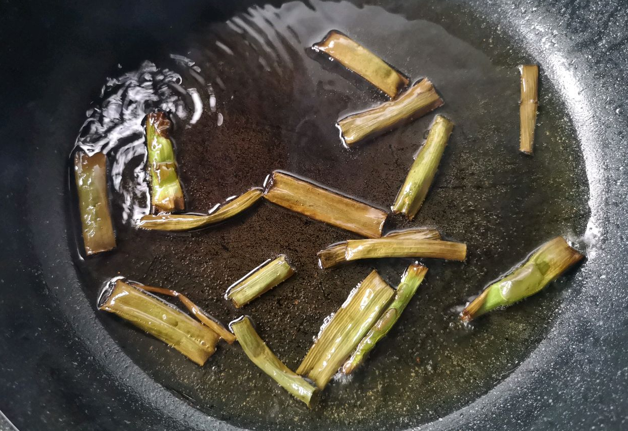 Heat oil, add scallions, fry until browned, discard scallions, keep infused oil.