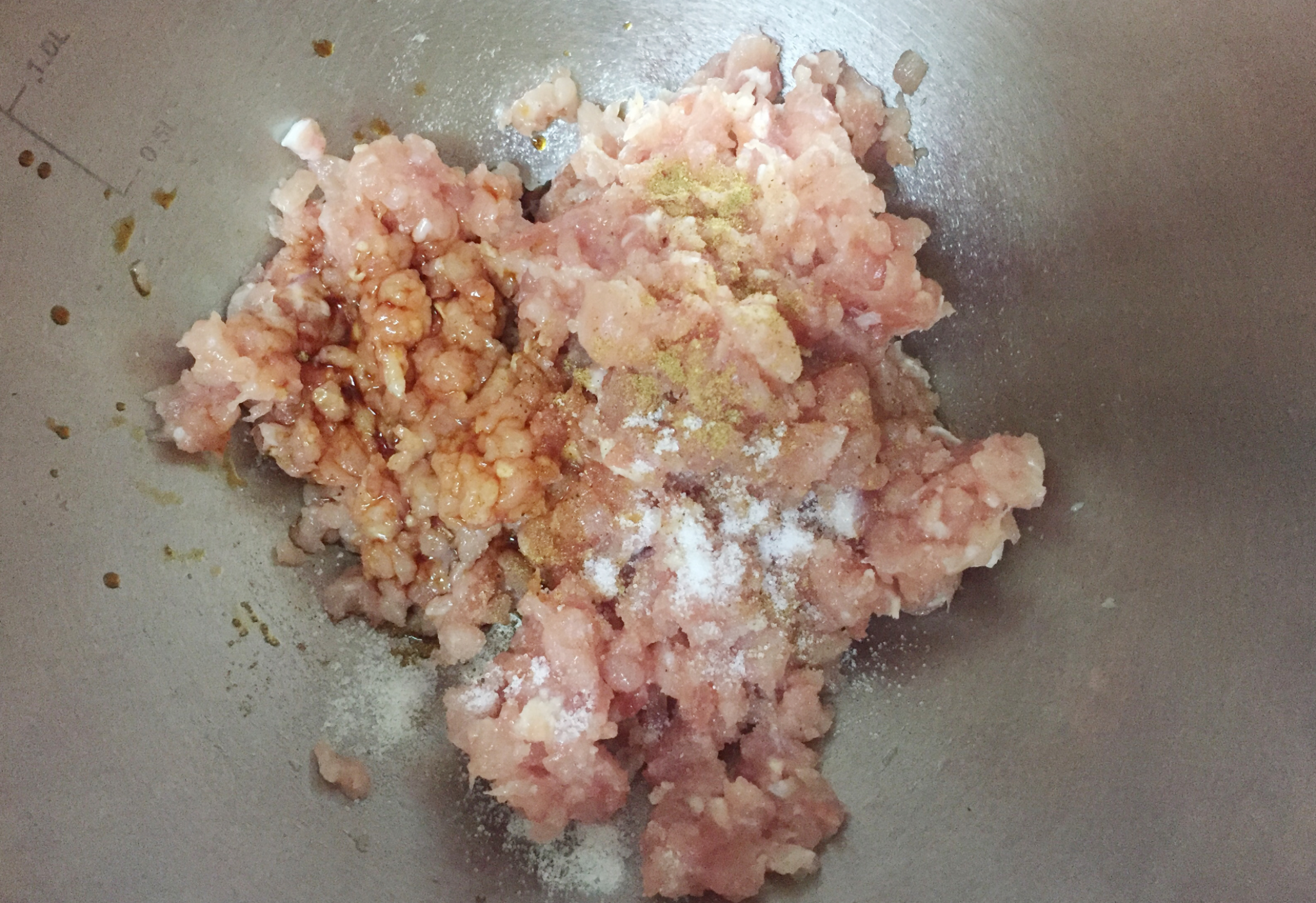 Prepare chive and pork filling by marinating pork with spices for 10 minutes.