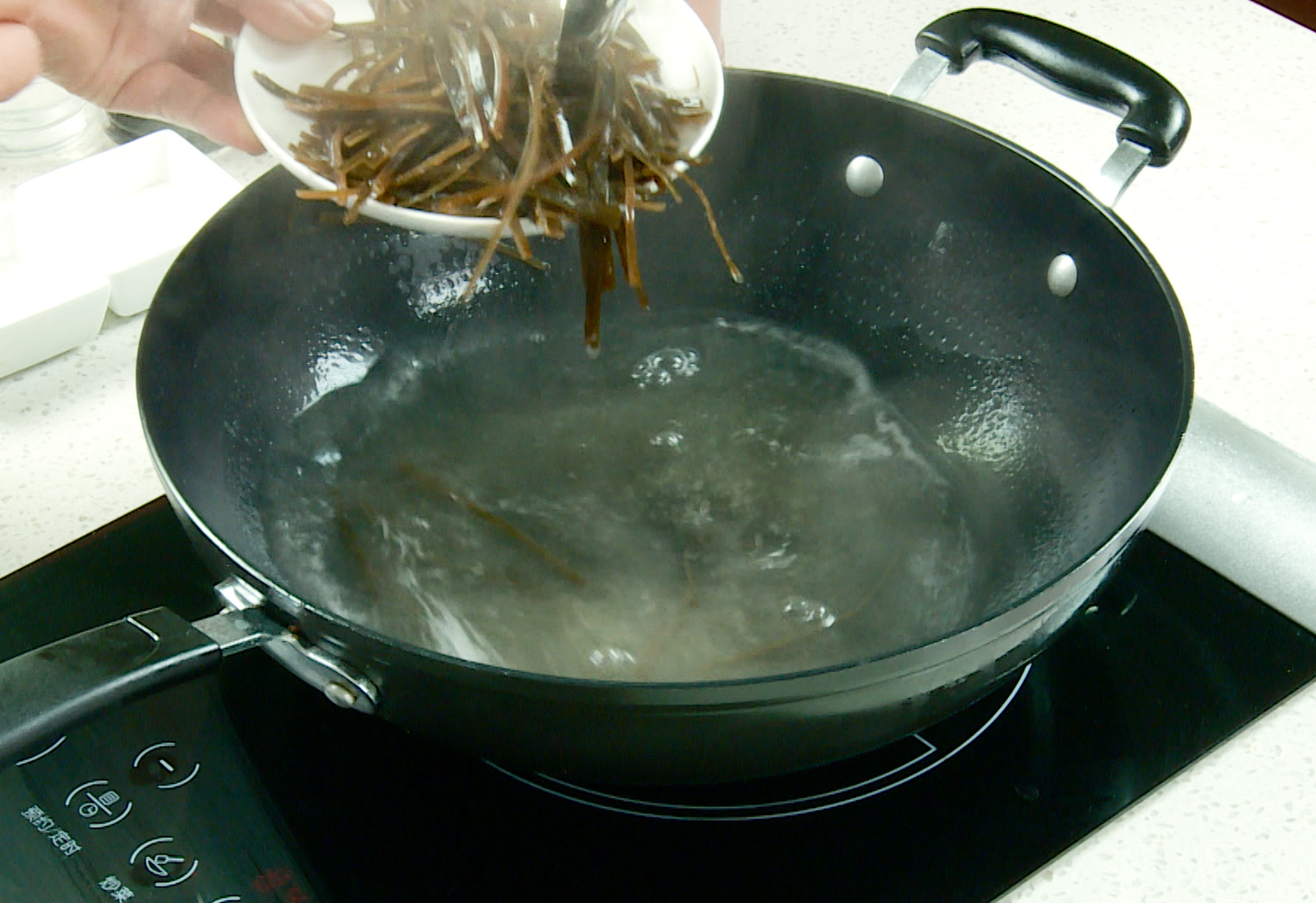 Boil water, add kelp, blanch for 2 minutes, remove and drain.