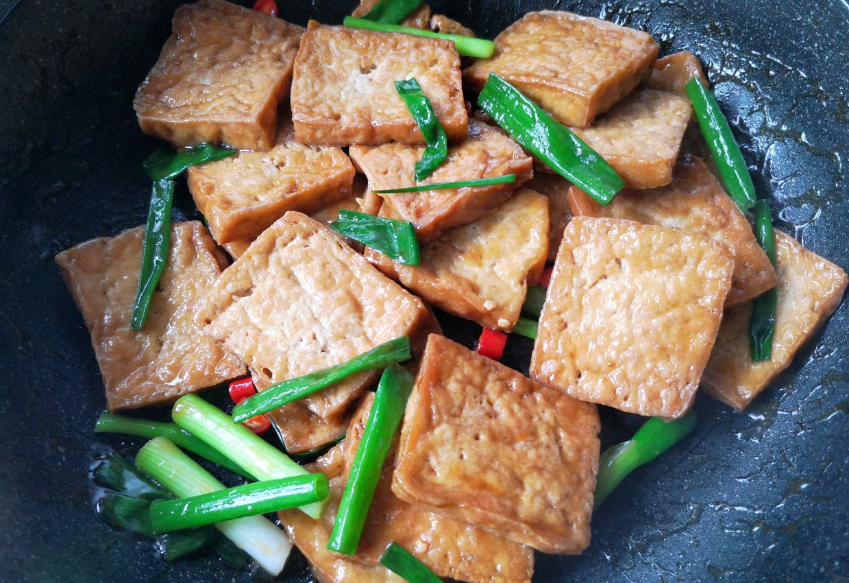 Add scallions and chili peppers, stir-fry until cooked.