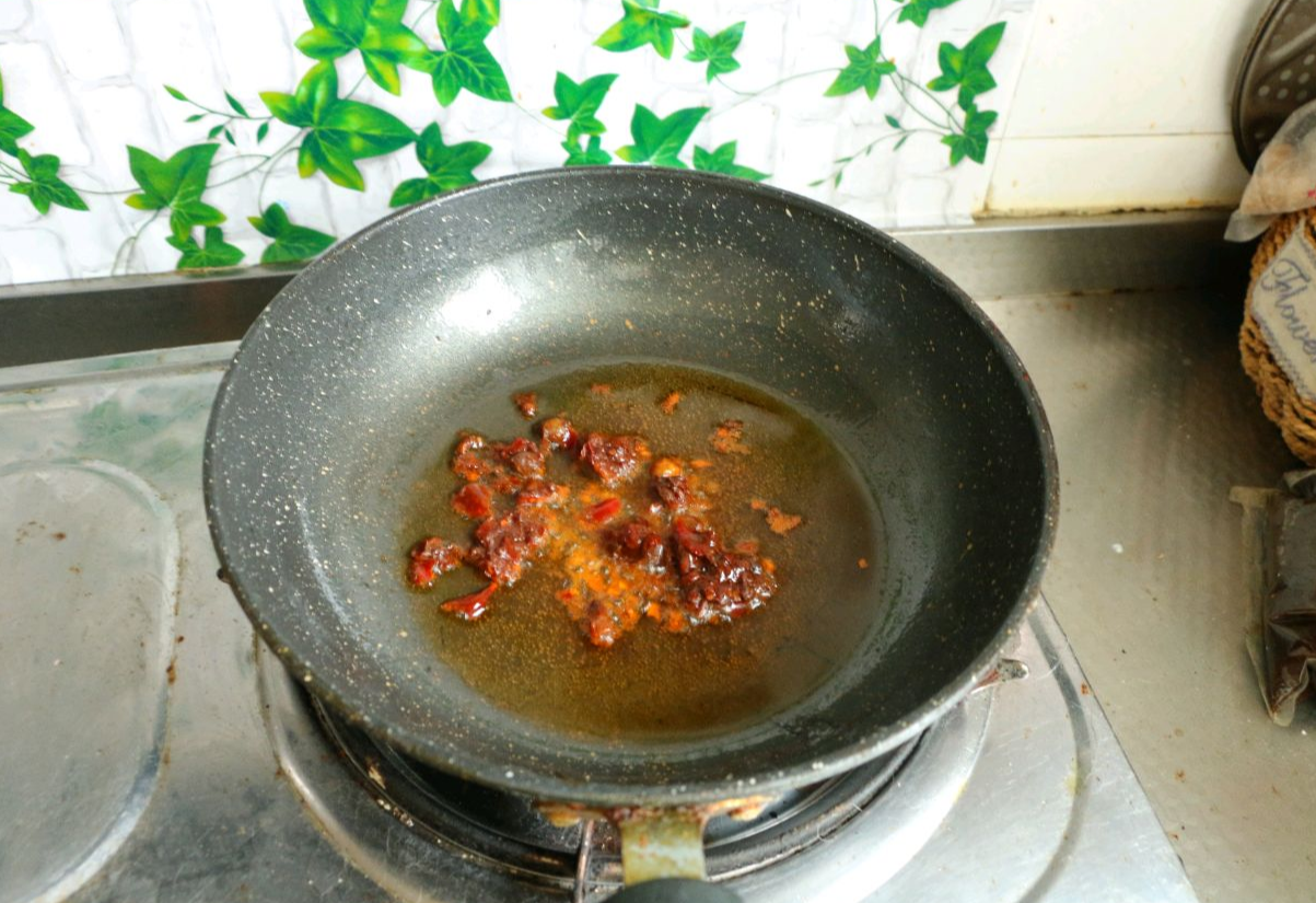 Stir-fry 30g of Pixian doubanjiang in hot oil until red.