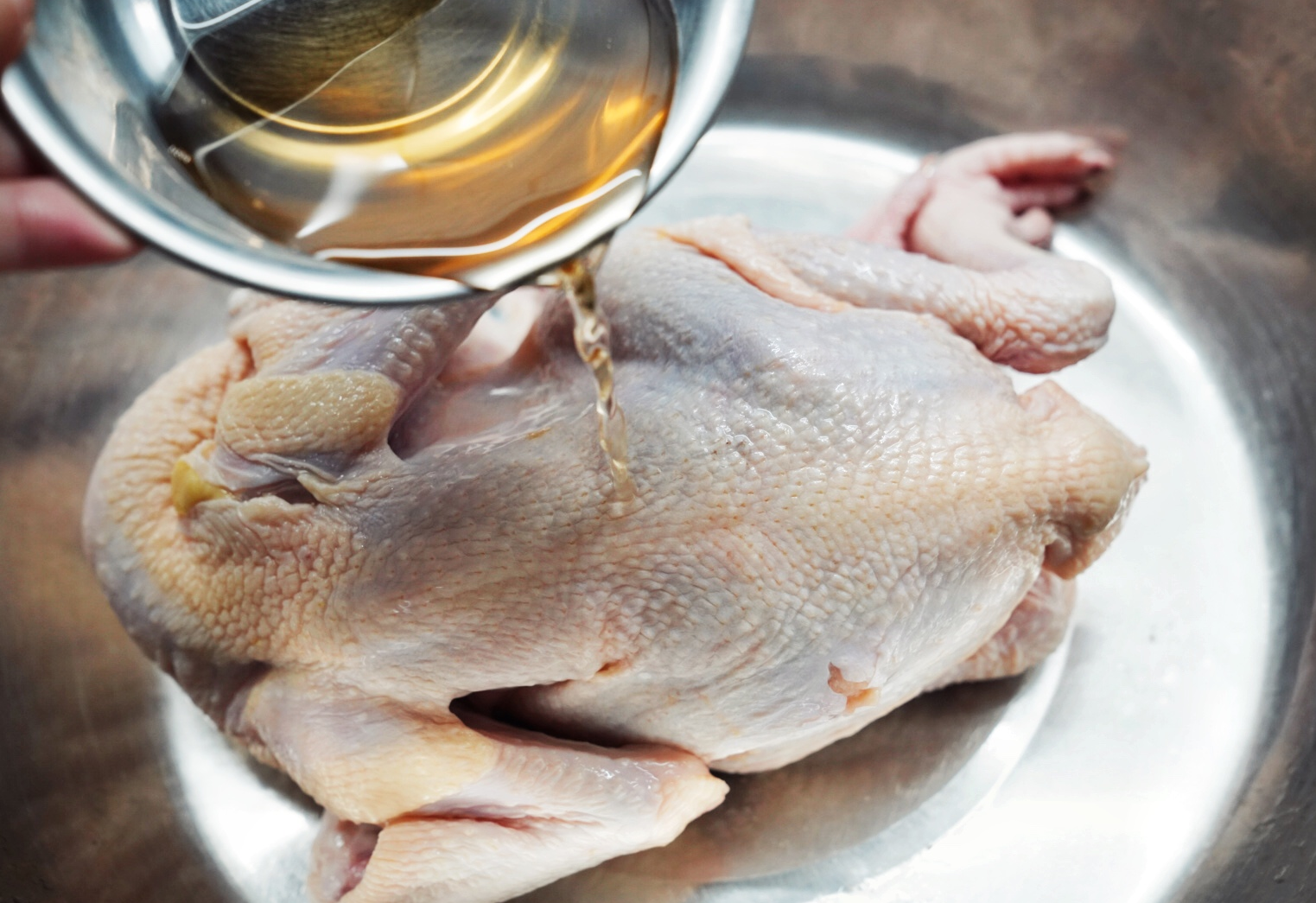 Remove chicken fat, season with salt and cooking wine, marinate for 20 minutes.