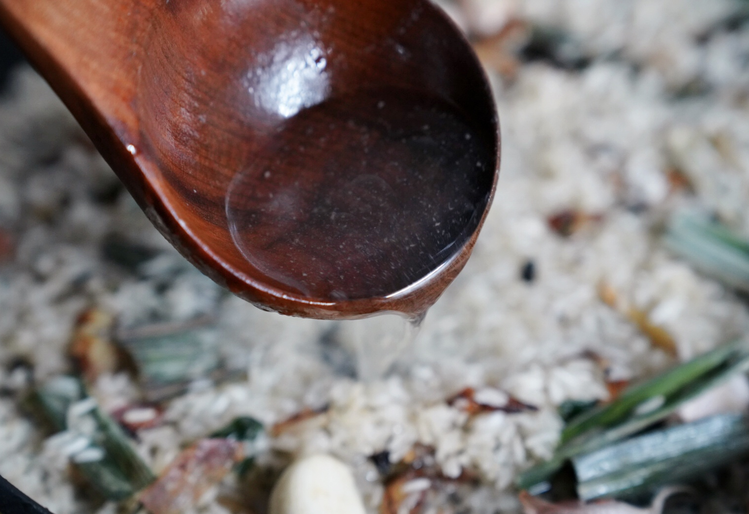 Transfer stir-fried rice to rice cooker, add broth, and cook.