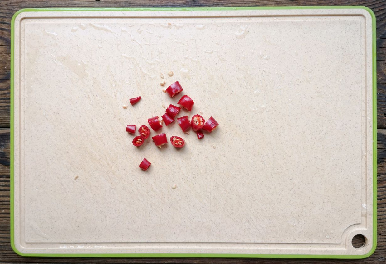 Slice 10g diced chili peppers into thin rings.