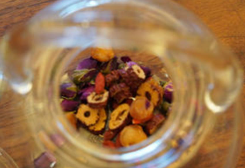 Instructions for making a herbal infusion: combine red dates, goji berries, rose petals, and longans in glass kettle with 1000ml water.