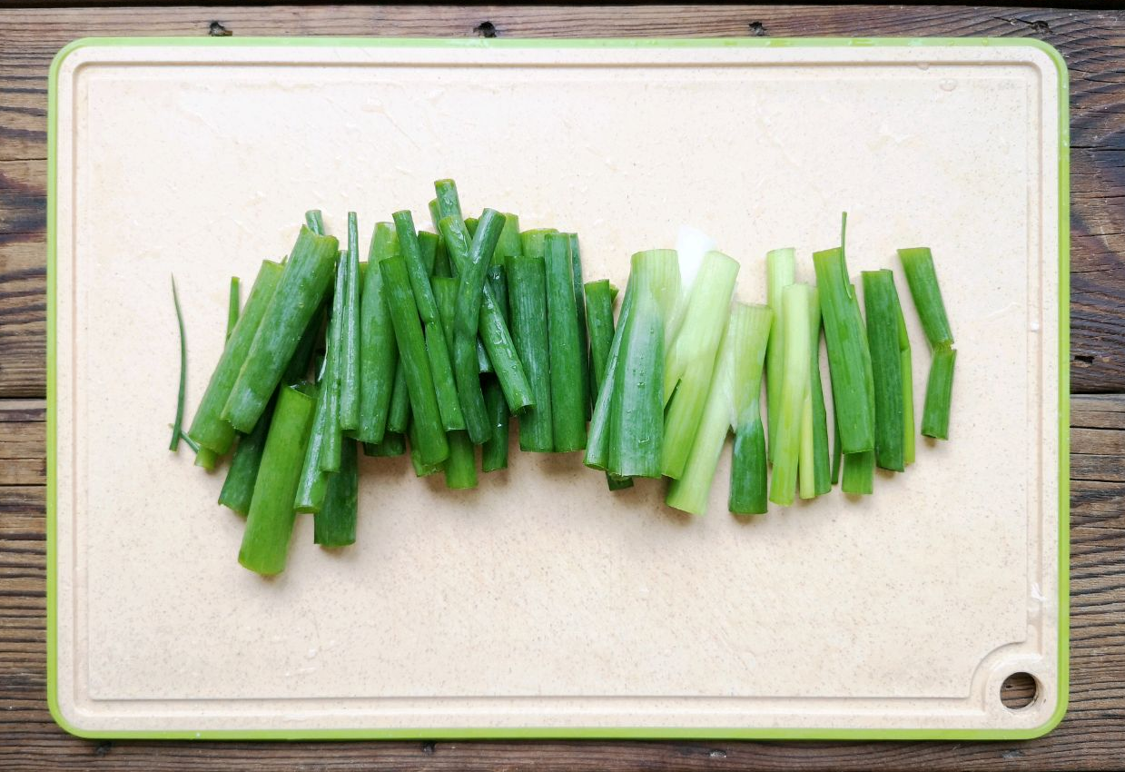 Cut 15g of scallions into inch-long pieces for cooking.