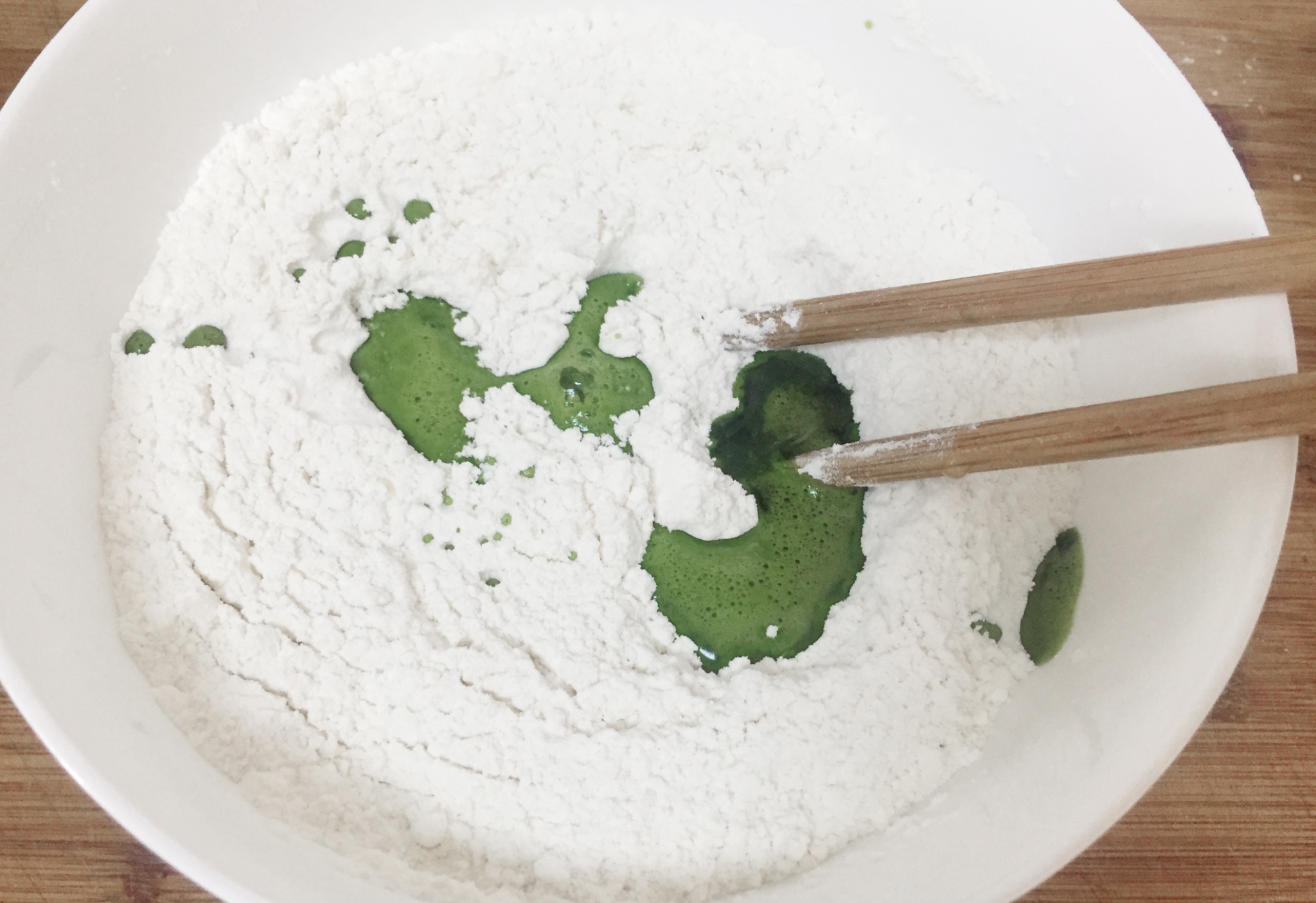 Instructions to create green and white dough using spinach juice/flour and water/flour respectively.