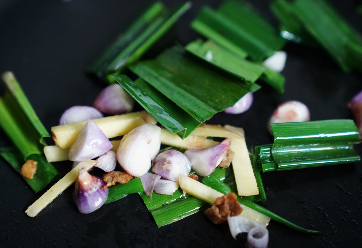 Render chicken fat, create chicken oil, add shallots, pandan leaves, and ginger, stir-fry.