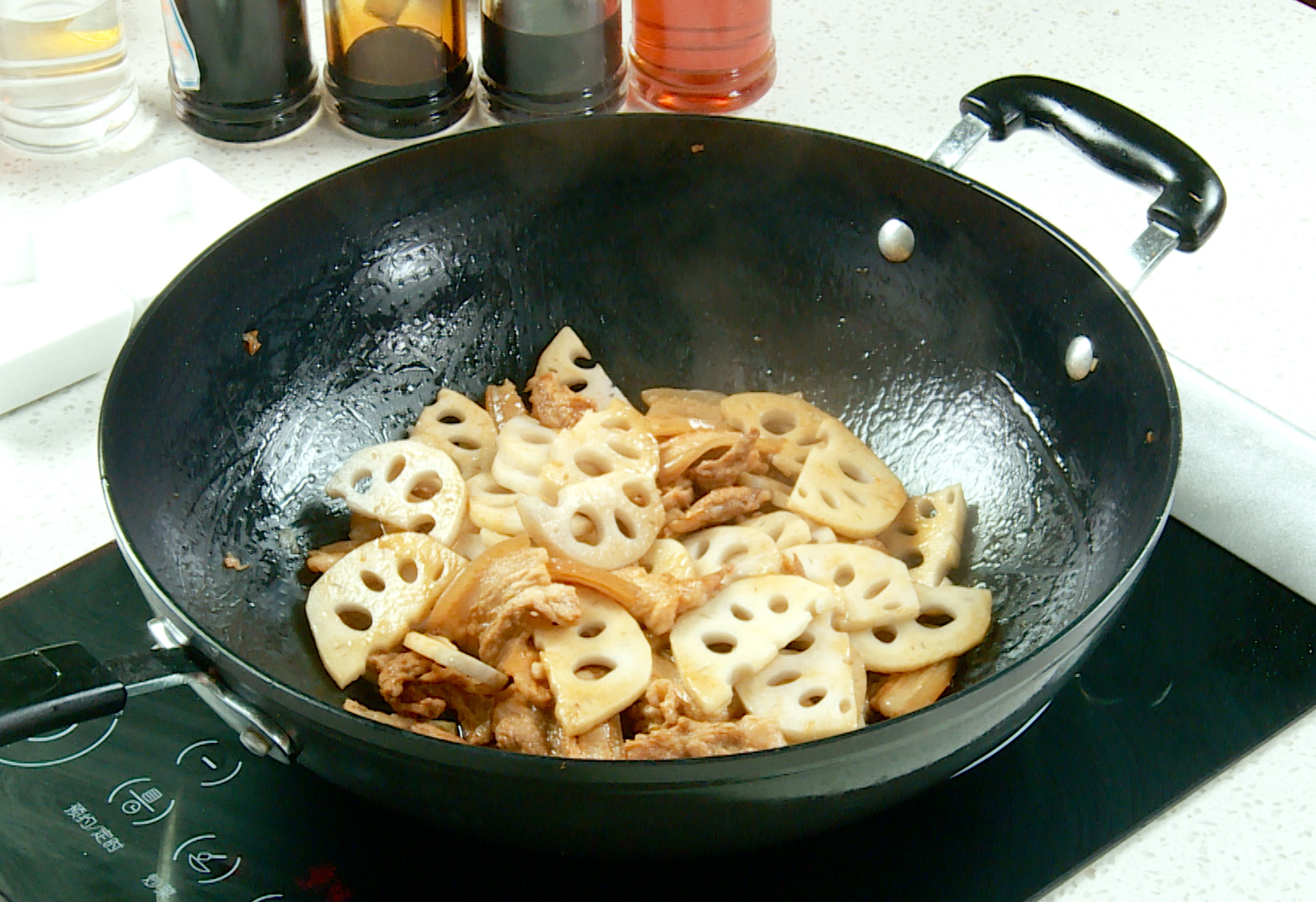 Add drained lotus root slices to pan with salt and cooking wine, stir-fry to mix well.