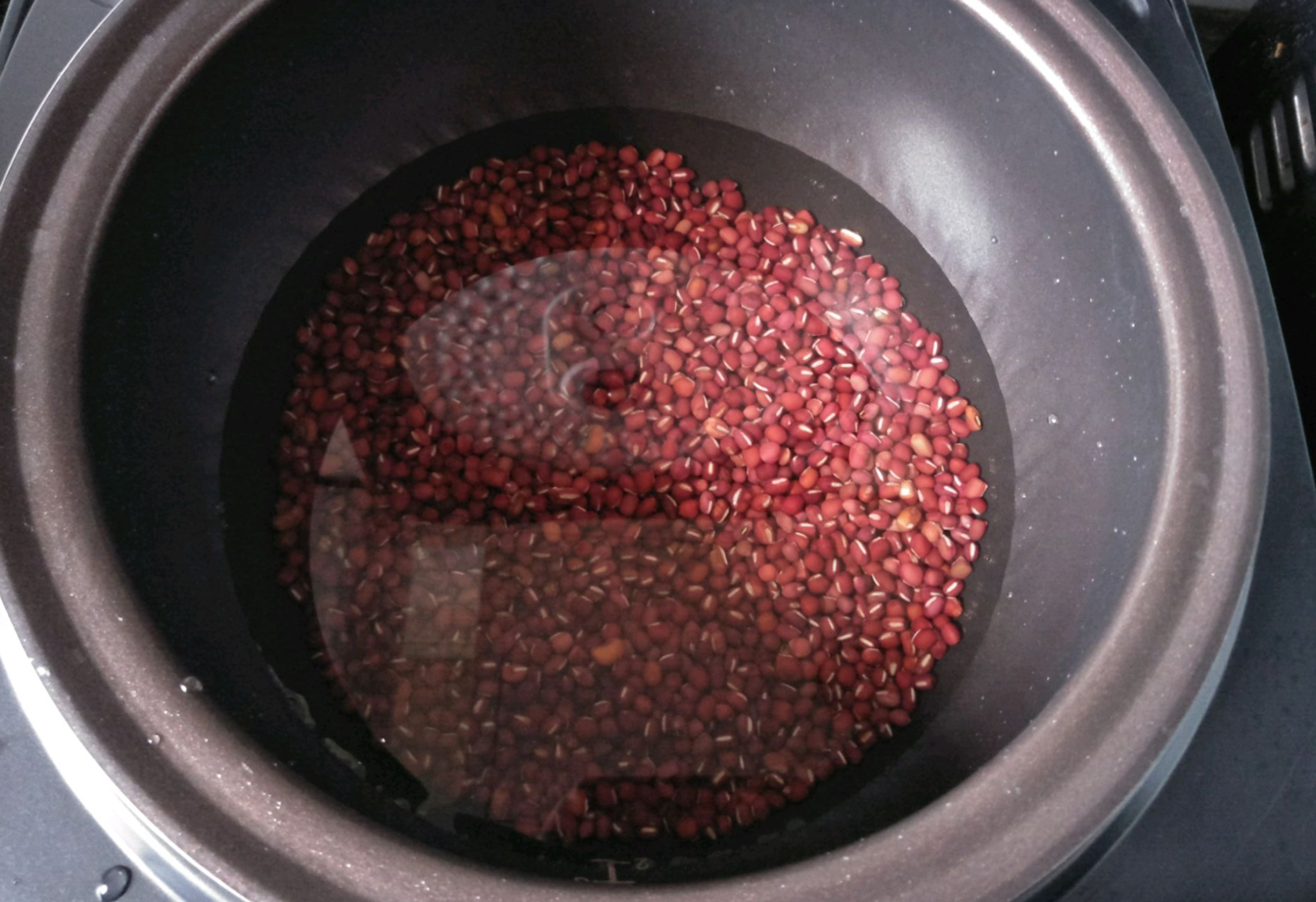 Cook soaked red beans in rice cooker with water (300ml).