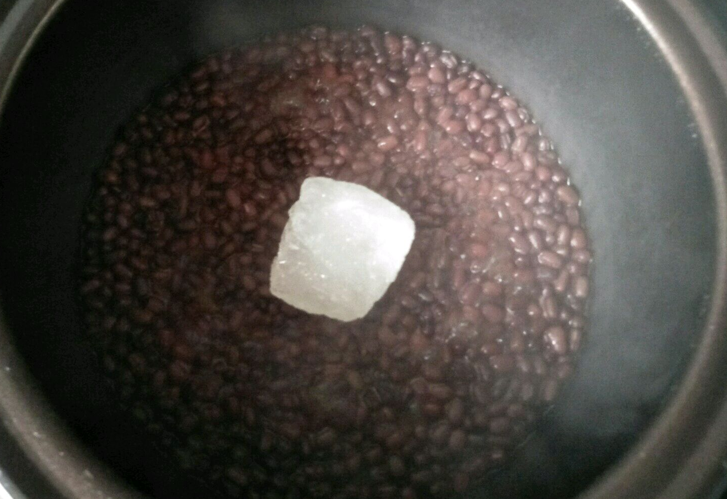 Cook red beans in rice cooker with water, rock sugar; simmer until thick, soft. Stand for 30 mins.