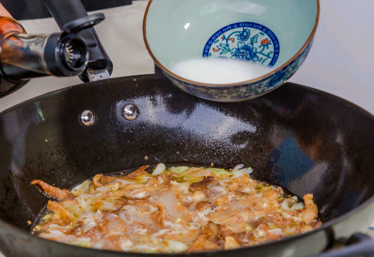 Add 100g water to pan, then stir in 10g dark soy sauce.