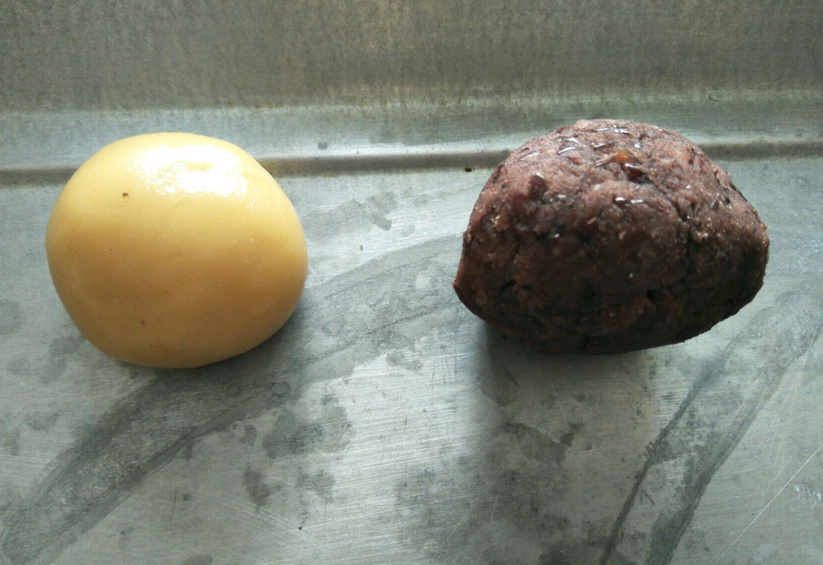 Divide dough (20g) and red bean paste (30g) into balls for shaping.