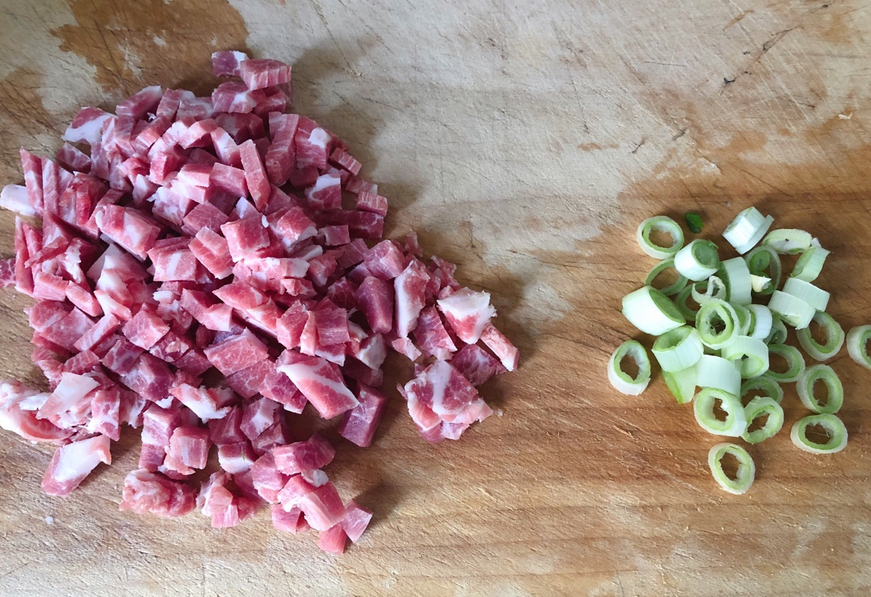 Prepare 100g pork mince and finely chop 4g scallions.