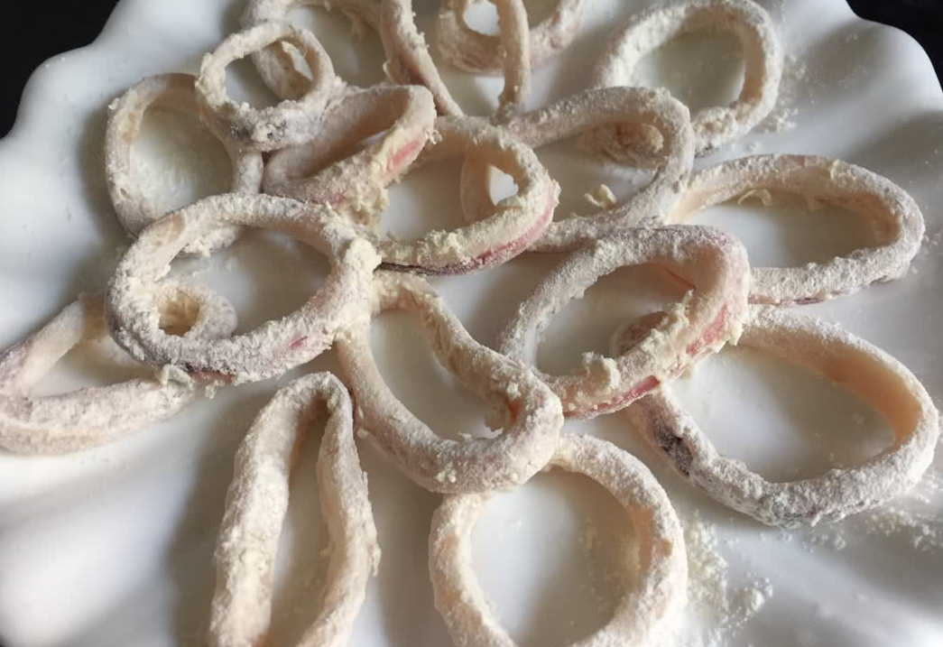 Coat squid rings with flour for cooking.