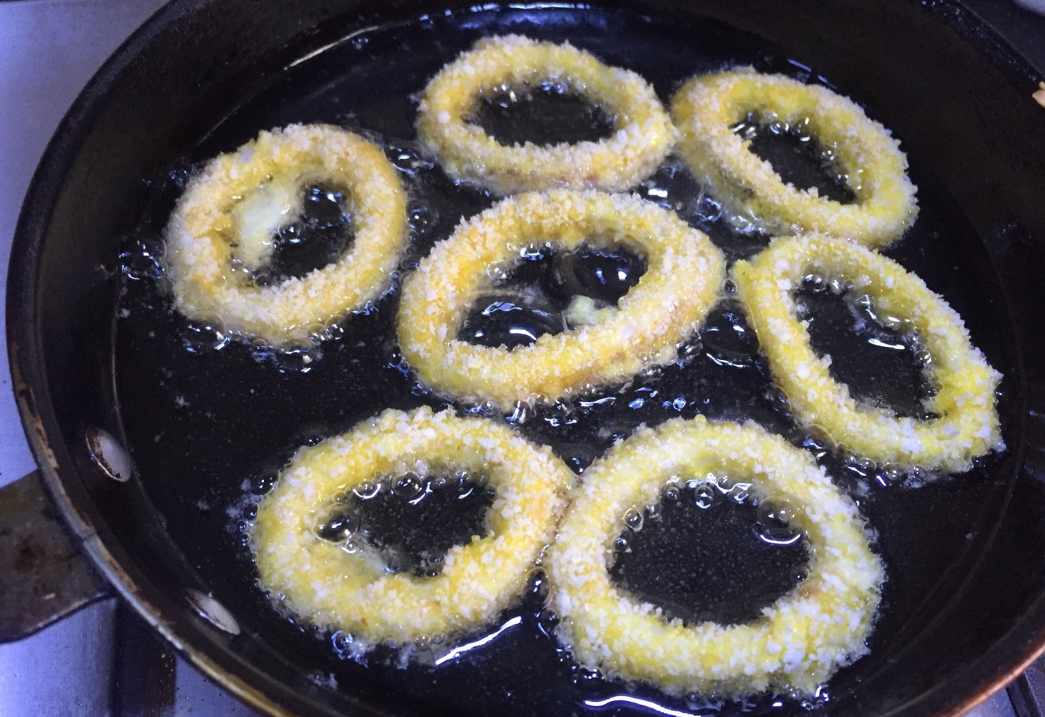 Fry squid rings in 500g oil at 60% hot, flipping occasionally.