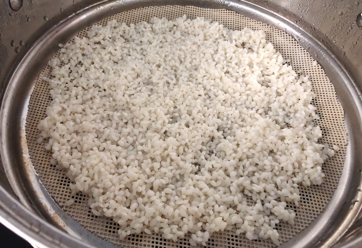 Soak glutinous rice, then steam for 10 minutes to enhance aroma and set aside.