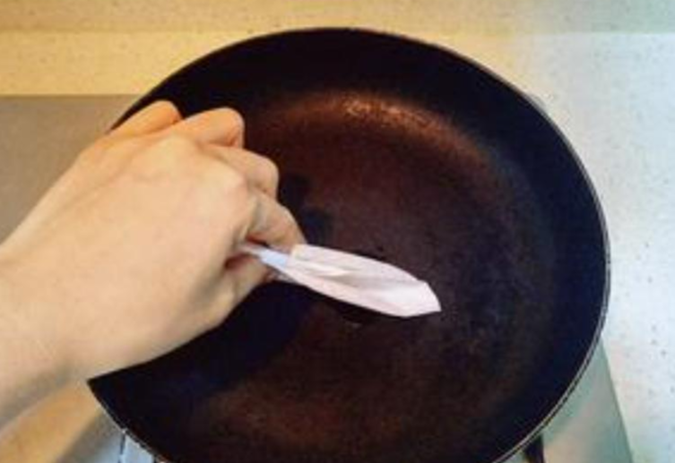 Heat skillet, brush lightly with oil to prevent sticking.