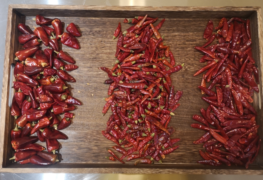 Preparation tips for three types of chili peppers in cooking.