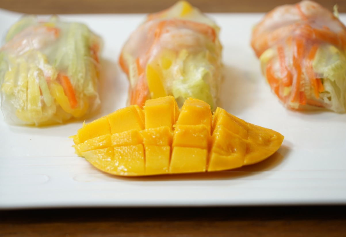 Instructions for cutting a mango: split, score, and twist to create mango cubes.