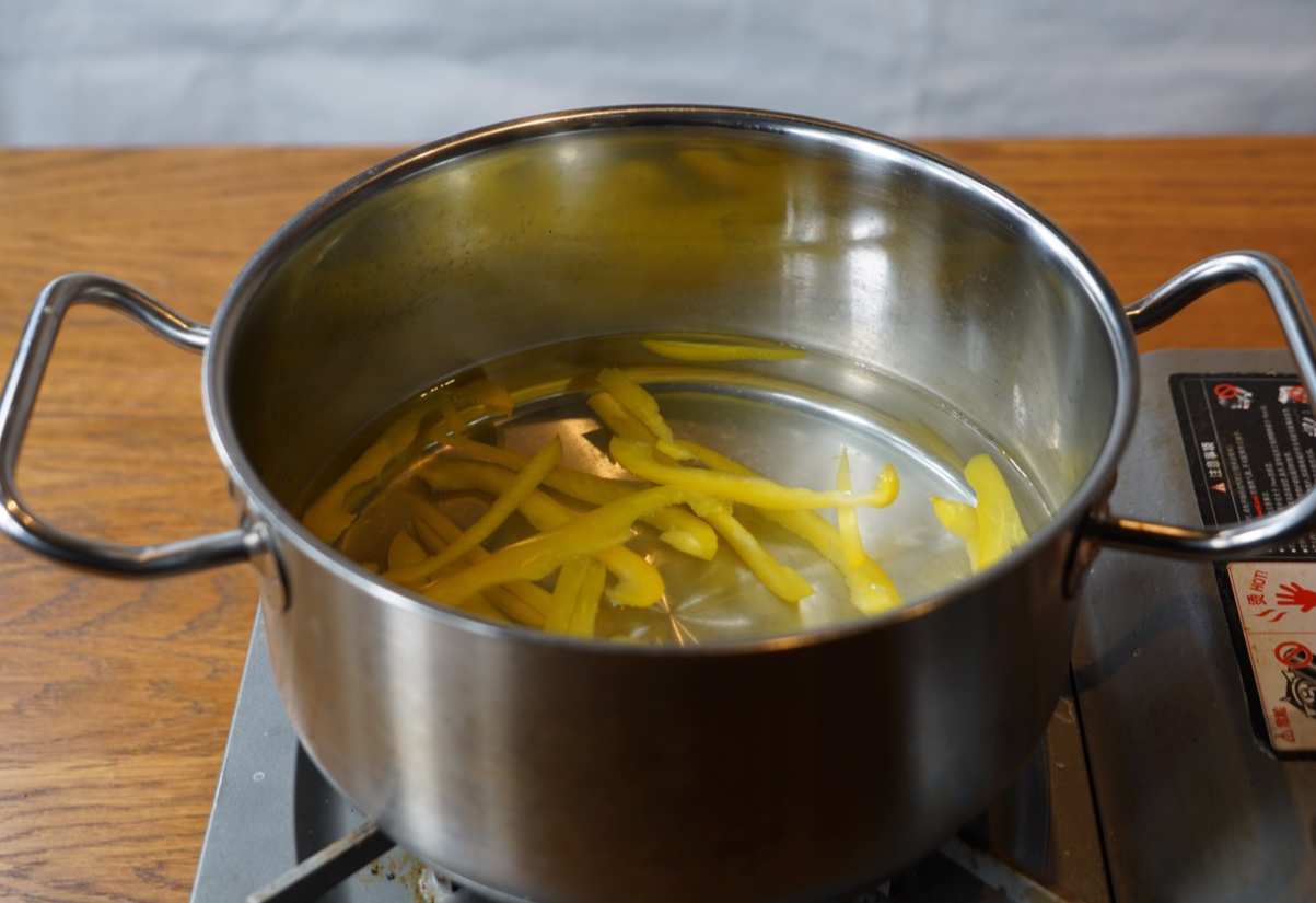 Blanch bell pepper and carrot slices in boiling water, then cool on plate.