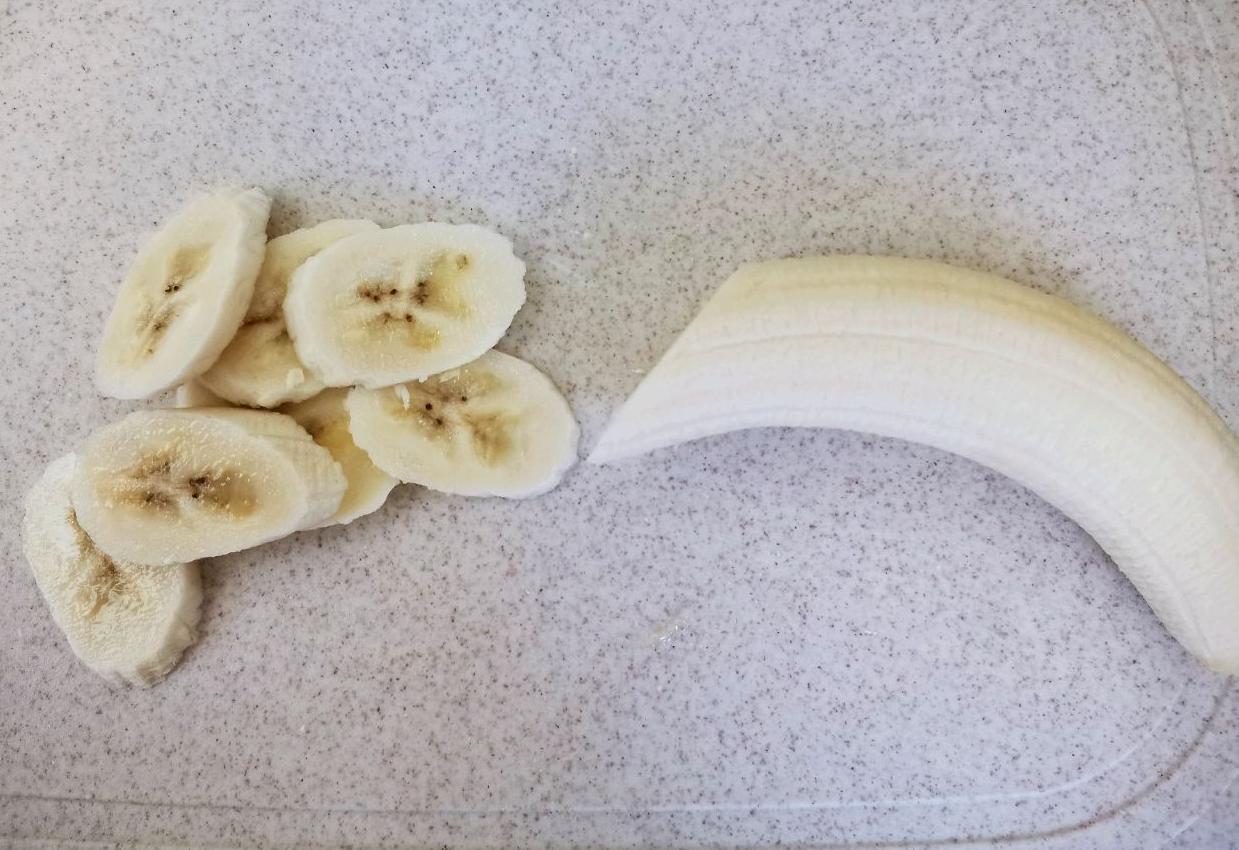 Instructions for slicing a banana.