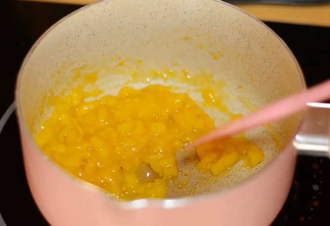 Simmer mango sauce to thicken, then cool off heat.